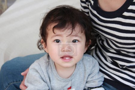 Téléchargez les photos : Portrait de bébé asiatique mignon à la maison - en image libre de droit