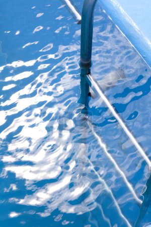 Foto de Piscina con escalera y agua azul clara - Imagen libre de derechos
