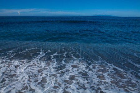 Foto de Vista panorámica del agua azul del mar con olas - Imagen libre de derechos