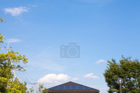 Foto de Paneles de energía solar en un techo en el parque. - Imagen libre de derechos