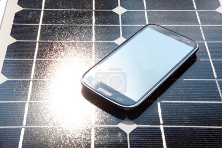 Foto de Smartphone con paneles solares. - Imagen libre de derechos