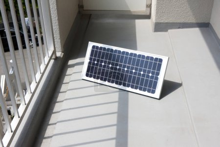 Téléchargez les photos : Panneaux solaires sur le balcon - en image libre de droit