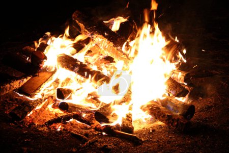 Téléchargez les photos : Vue rapprochée d'un feu ardent dans la nuit - en image libre de droit