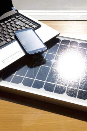 Foto de Paneles de energía solar, ordenador portátil y smartphone - Imagen libre de derechos