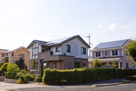 Téléchargez les photos : Panneaux solaires sur le toit des maisons - en image libre de droit