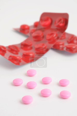Foto de Vista de primer plano de tabletas, pastillas y cápsulas sobre fondo blanco - Imagen libre de derechos