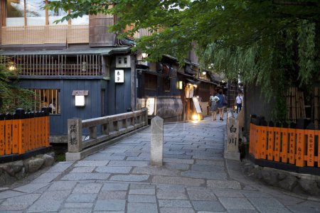 Foto de Plano escénico de los visitantes en el antiguo templo japonés - Imagen libre de derechos