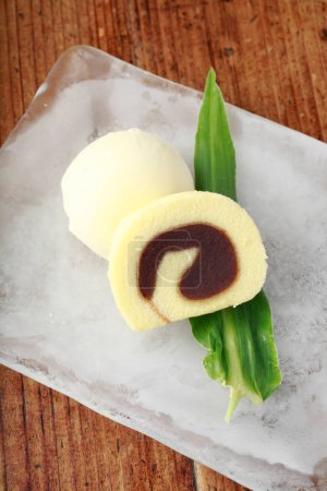 Téléchargez les photos : Une confiserie locale de la ville de Matsuyama, préfecture d'Ehime. Pâte faite de pâte de haricot enveloppée dans un rouleau de pâte ". Il s'appelle "tarte"". - en image libre de droit