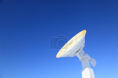 Téléchargez les photos : Satellite dish on a background of blue sky - en image libre de droit