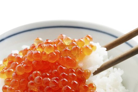Téléchargez les photos : Riz au caviar rouge de saumon sur baguettes, nourriture asiatique - en image libre de droit