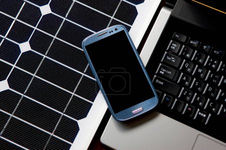 Foto de Smartphone, portátil con paneles de energía solar - Imagen libre de derechos