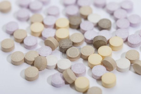 Téléchargez les photos : Pilules et capsules sur fond blanc, médicament - en image libre de droit