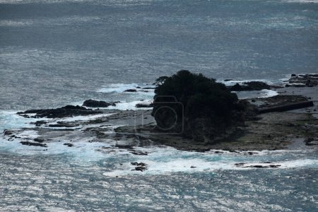 Foto de Olas chocando contra las rocas en la costa del mar - Imagen libre de derechos