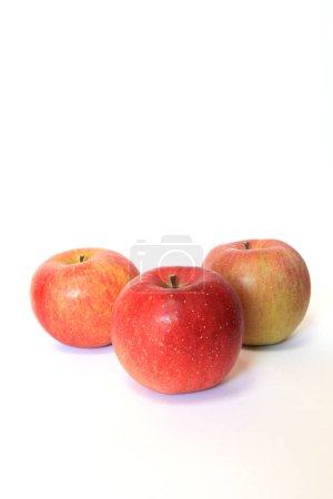 Téléchargez les photos : Pommes rouges fraîches isolées sur fond blanc - en image libre de droit