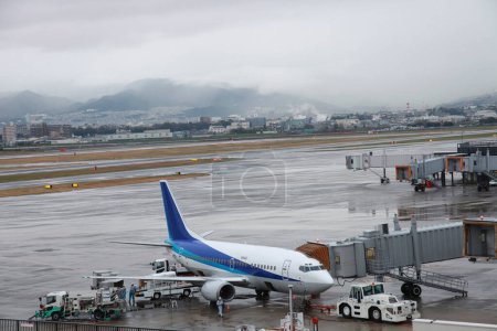 Foto de Avión de pasajeros esperando la salida en el aeropuerto - Imagen libre de derechos
