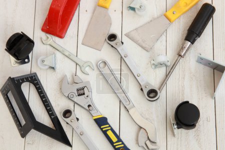 Foto de Conjunto de herramientas de construcción en mesa de madera, primer plano - Imagen libre de derechos