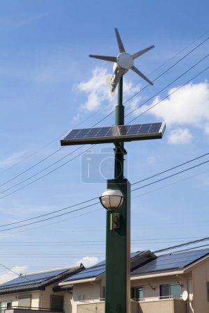 Foto de Panel solar sobre pilar sobre fondo azul cielo. fuente de energía alternativa - Imagen libre de derechos