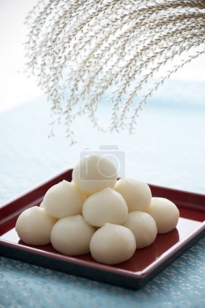 Téléchargez les photos : Gâteau Eulalia et boule de riz japonaise - en image libre de droit