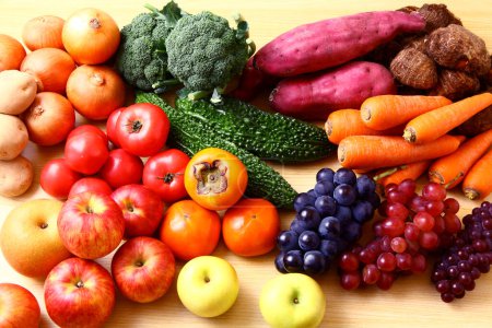 composición con variedad de verduras, setas y frutas