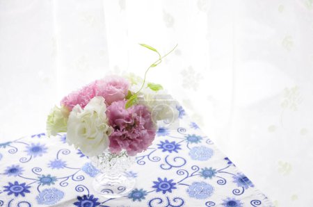 Téléchargez les photos : Belles fleurs sur la table - en image libre de droit