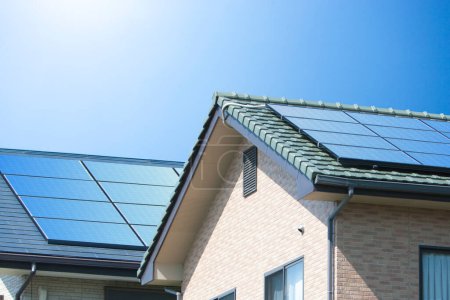 Foto de Paneles solares en los techos de las casas - Imagen libre de derechos