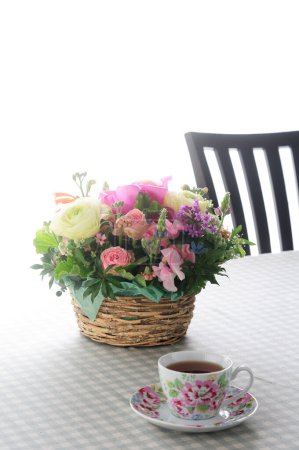 Foto de Ramo de hermosas flores y una taza de café - Imagen libre de derechos