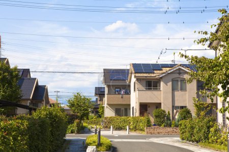 Foto de Paneles solares en el techo de las casas - Imagen libre de derechos