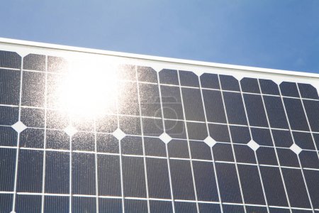 Téléchargez les photos : Panneau solaire sur fond bleu ciel. source d'énergie alternative - en image libre de droit