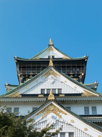 Foto de Vista inferior del castillo de Osaka y el cielo azul soleado - Imagen libre de derechos