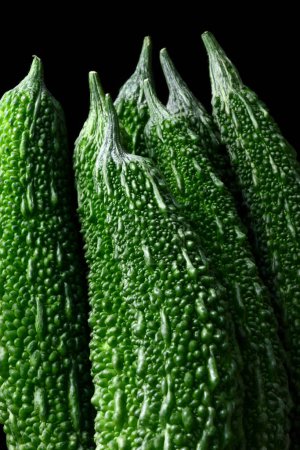 Foto de Pequeño, verde Melones amargos en el fondo, de cerca - Imagen libre de derechos