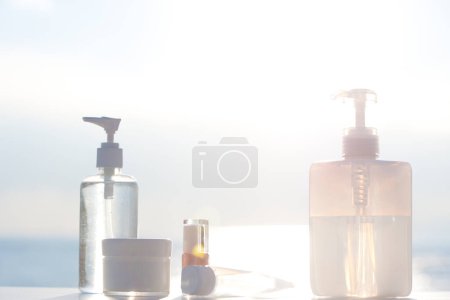 Téléchargez les photos : Ensemble de produits cosmétiques sur fond clair. concept beauté et cosmétique - en image libre de droit