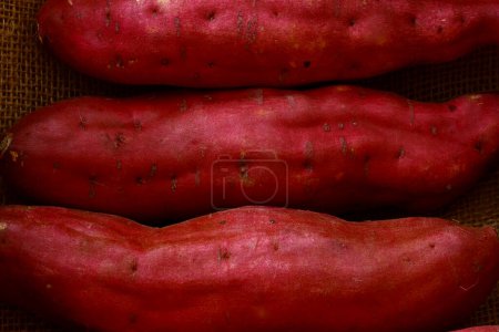 Foto de Alimento de batatas en el fondo, primer plano - Imagen libre de derechos