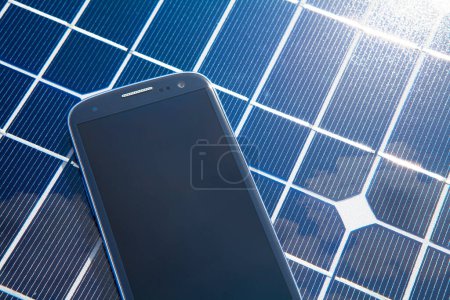 Foto de Smartphone con paneles solares - Imagen libre de derechos