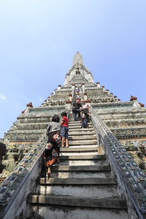 Téléchargez les photos : Touristes visitant le temple Wat Arun à Bangkok, Thaïlande - en image libre de droit