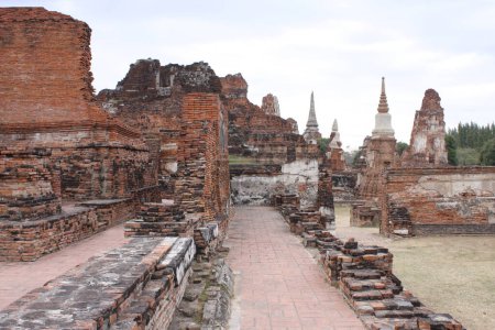 Foto de Templo de ladrillo abandonado y arruinado, Wat Maha That, provincia de Ayutthaya, Tailandia. - Imagen libre de derechos