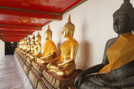 Foto de Golden Budda Buddha en el templo de Wat Arun en Bangkok, Tailandia - Imagen libre de derechos