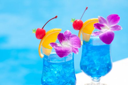 Téléchargez les photos : Vue rapprochée des verres avec cocktails près de la piscine - en image libre de droit