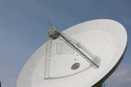 Téléchargez les photos : Antenne parabolique sur fond bleu ciel - en image libre de droit