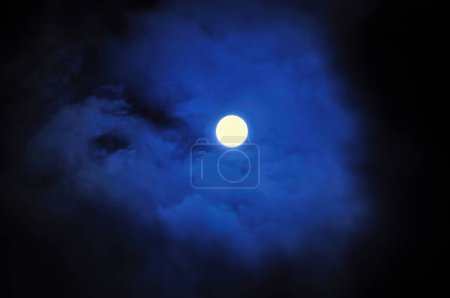 Foto de Luna en el cielo con estrellas y nubes - Imagen libre de derechos