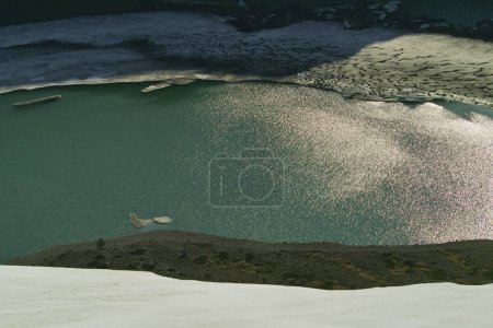 Foto de Lago congelado con nieve en el parque de invierno - Imagen libre de derechos