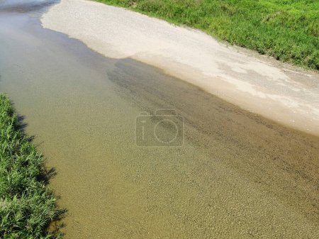 Téléchargez les photos : Plage de sable fin à la rivière - en image libre de droit