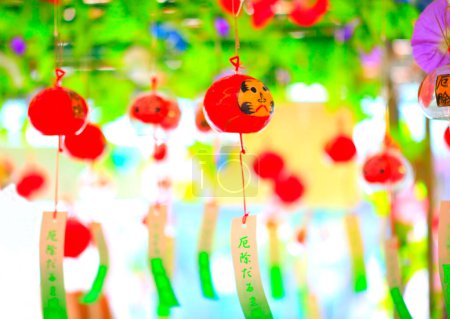 Téléchargez les photos : Vue rapprochée de magnifiques carillons éoliens en verre japonais traditionnels - en image libre de droit