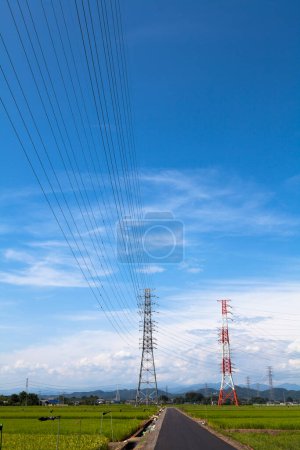 Téléchargez les photos : Lignes électriques à haute tension sur fond bleu, tours de transmission électrique à haute tension - en image libre de droit