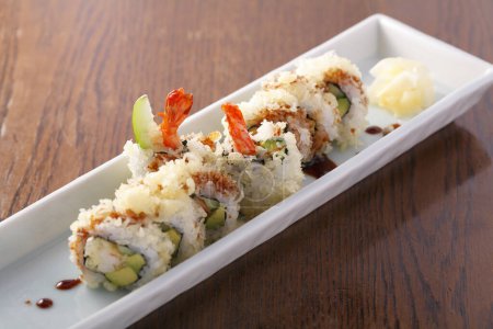 Foto de Rollos de sushi en plato blanco - Imagen libre de derechos