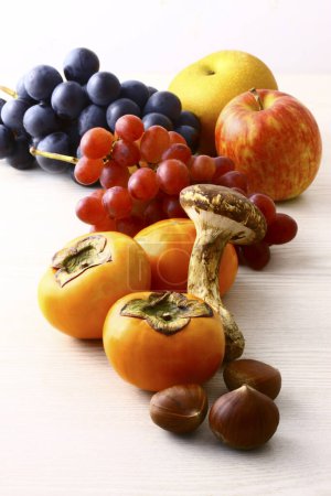Foto de Surtido de frutas y hongos sanos aislados sobre fondo blanco - Imagen libre de derechos
