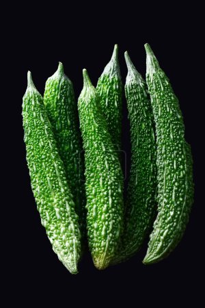 Foto de Fresco, verde Melones amargos en el fondo, de cerca - Imagen libre de derechos