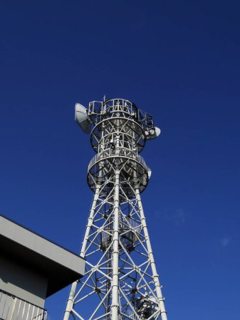 Téléchargez les photos : La tour et l'antenne radio et le ciel bleu - en image libre de droit