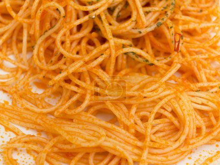 Foto de Espaguetis de pasta con salsa y especias en plato blanco - Imagen libre de derechos