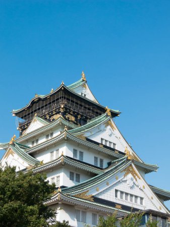Foto de Vista inferior del castillo de Osaka y el cielo azul soleado - Imagen libre de derechos