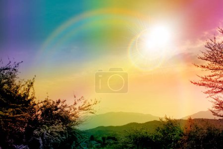 Foto de Sol brillante sobre las montañas - Imagen libre de derechos